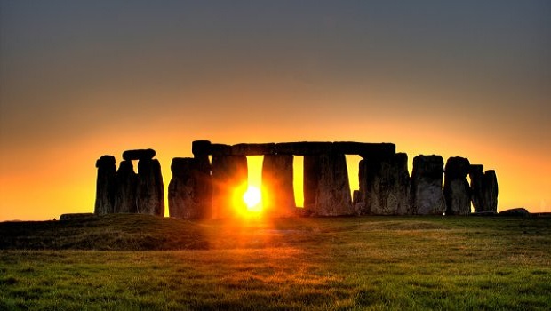 sunrise-stonehenge-wiltshire-england