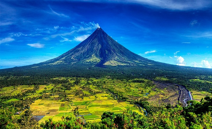 Mayon Volcano at Legazpi City, Albay | Photo by Michael Pineda