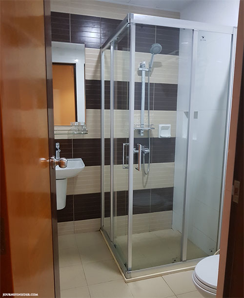 coron-soleil-express-hotel-has-a-great-shower